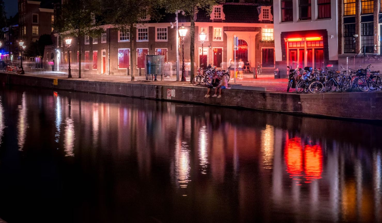 Άμστερνταμ: Στο… «κόκκινο» για τα «Κόκκινα Φανάρια»