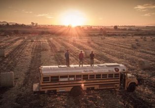 Μια οικογένεια, ένα σχολικό λεωφορείο και ένα ταξίδι 20 ετών