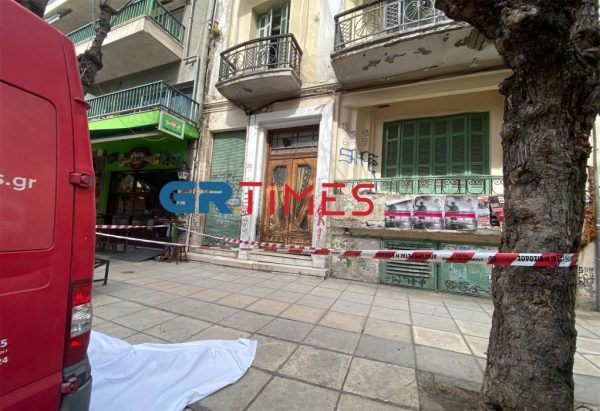 Νεκρή γυναίκα που έπεσε από ταράτσα πολυκατοικίας στη Θεσσαλονίκη