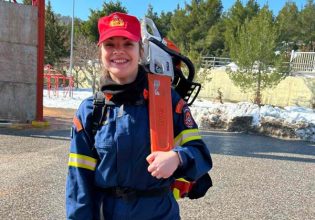 Φωτιά: Είδε το χωριό της να φλέγεται και έγινε δασοκομάντο – Οι γυναίκες στην πρώτη γραμμή της μάχης με τις φλόγες