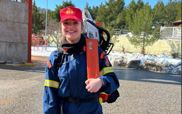 Φωτιά: Είδε το χωριό της να φλέγεται και έγινε δασοκομάντο – Οι γυναίκες στην πρώτη γραμμή της μάχης με τις φλόγες