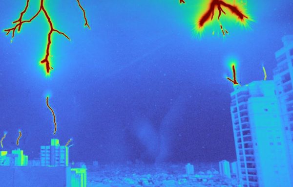 Ηλεκτρικός παροξυσμός: Βίντεο δείχνει δεκάδες αλεξικέραυνα να αντιδρούν στον ίδιο κεραυνό