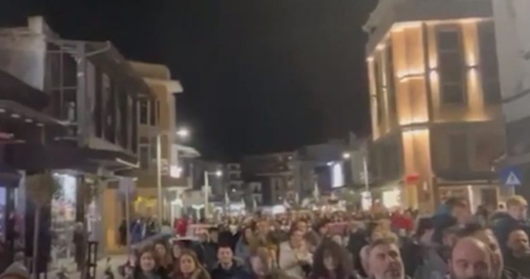 Κώστας Αχ. Καραμανλής: Συνθήματα έξω από το γραφείο του στις Σέρρες