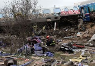 Τέμπη: «Έβαλα χαμογελαστό το παιδί μου στο τρένο και μου το έφεραν σε άσπρο φέρετρο»