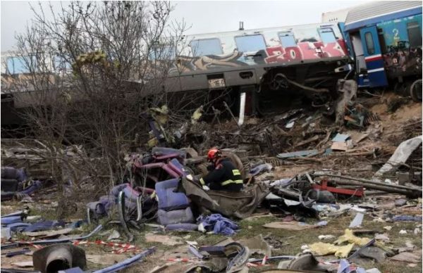 Τέμπη: «Έβαλα χαμογελαστό το παιδί μου στο τρένο και μου το έφεραν σε άσπρο φέρετρο»