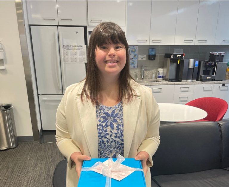 Σύνδρομο Down: Η Κολέρ προσλαμβάνει άτομα με αναπηρίες για να τους δώσει την ευκαιρία που αξίζουν