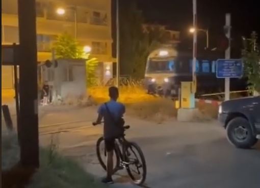 Τέμπη: Στη Φλώρινα ανοίγουν οι μπάρες την ώρα που περνά το τρένο – Δείτε βίντεο