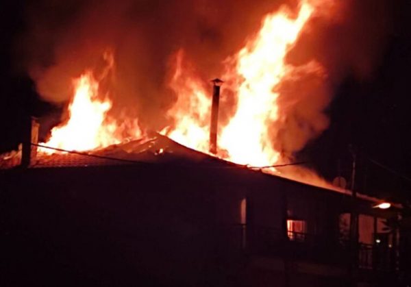 Ορεστιάδα: Μεγάλη φωτιά σε μονοκατοικία – Καπνοί σε ολόκληρη την πόλη – Πώς ξεκίνησε
