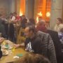 Γαλλία: Πολίτες τρώνε αμέριμνοι σε εστιατόριο και έξω η πόλη φλέγεται