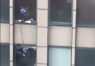 Νέα Υόρκη: Επιχείρηση διάσωσης άνδρα που απειλούσε να πέσει από ουρανοξύστη