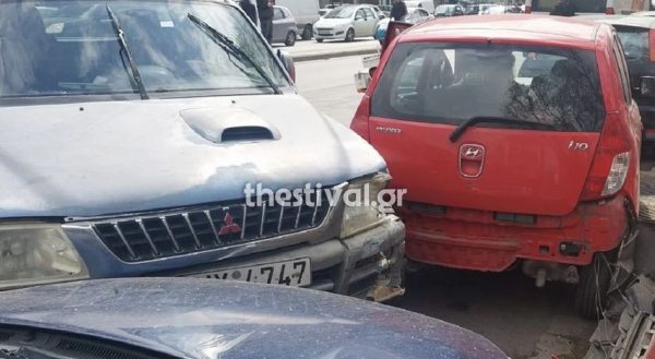 Θεσσαλονίκη: «Τρελή» πορεία αγροτικού – Πέρασε στο αντίθετο ρεύμα, χτύπησε 4 αυτοκίνητα