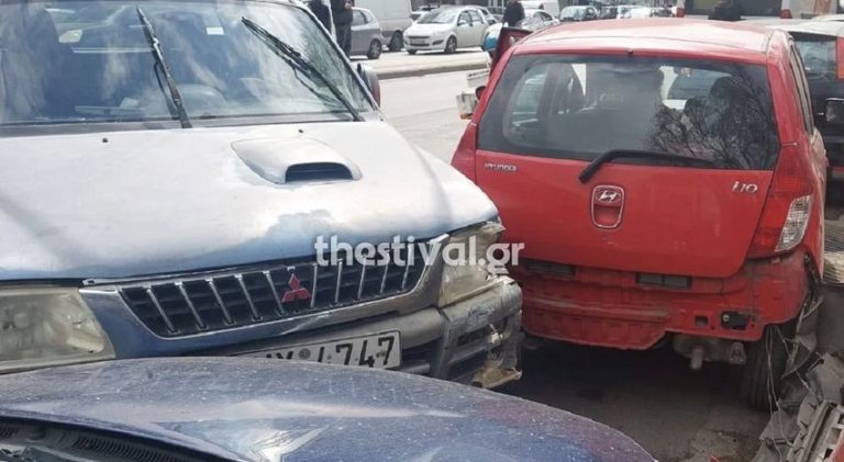 Θεσσαλονίκη: «Τρελή» πορεία αγροτικού – Πέρασε στο αντίθετο ρεύμα, χτύπησε 4 αυτοκίνητα