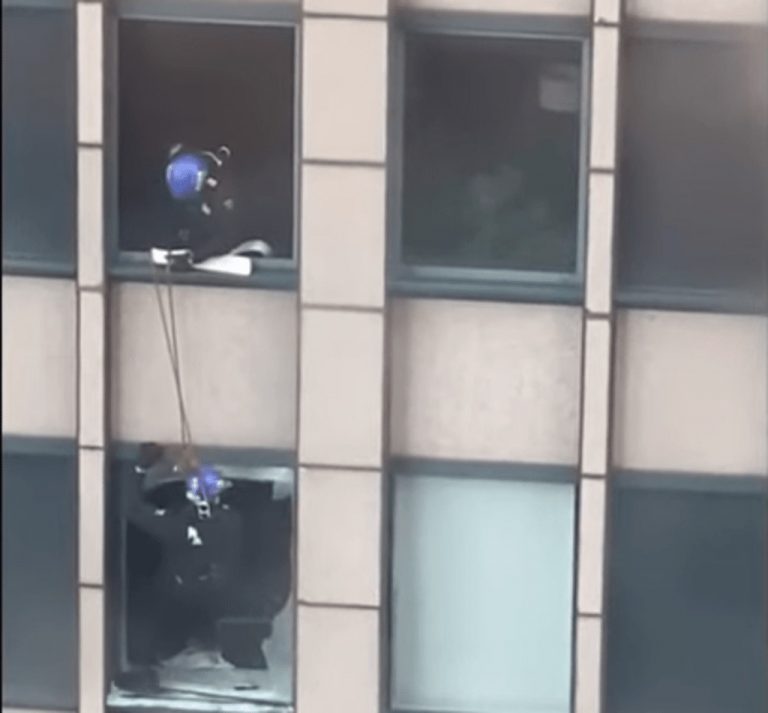 Νέα Υόρκη: Επιχείρηση διάσωσης άνδρα που απειλούσε να πέσει από ουρανοξύστη