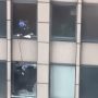 Νέα Υόρκη: Επιχείρηση διάσωσης άνδρα που απειλούσε να πέσει από ουρανοξύστη