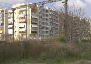 Επικίνδυνη διάβαση τρένου για μαθητές στη Μενεμένη