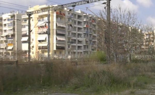 Επικίνδυνη διάβαση τρένου για μαθητές στη Μενεμένη