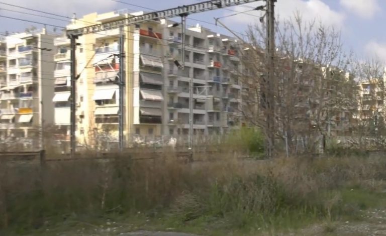 Επικίνδυνη διάβαση τρένου για μαθητές στη Μενεμένη