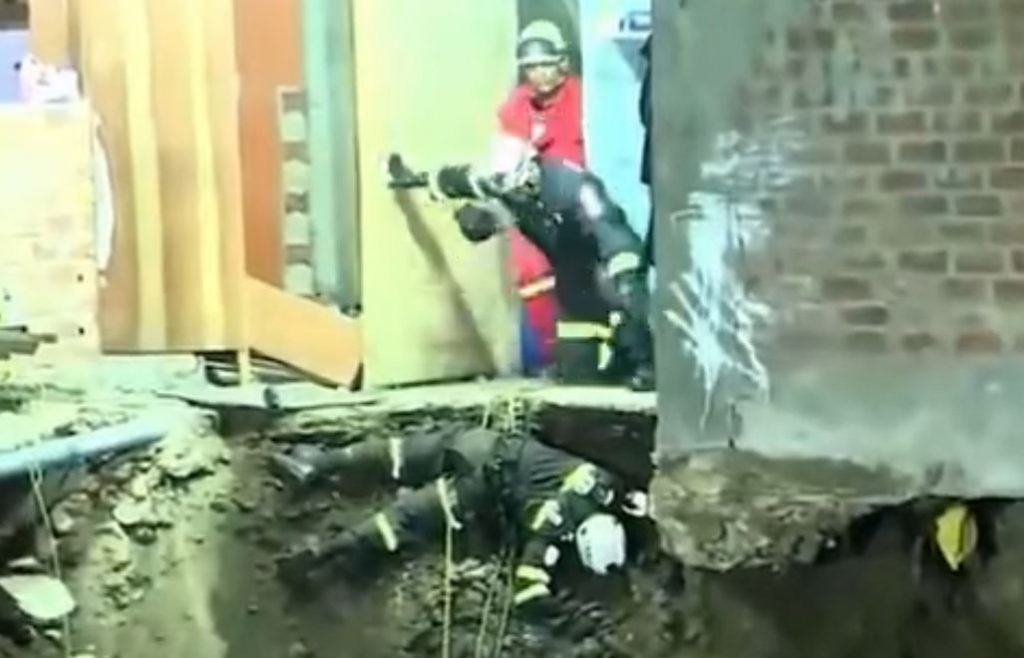 Πυροσβέστης καταπλακώθηκε από ψυγείο σε επιχείρηση διάσωσης μετά από κατάρρευση σπιτιού στο Περού