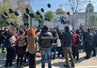 Τέμπη: Διαμαρτυρία φοιτητών με μαύρα μπαλόνια στην παρέλαση της Θεσσαλονίκης