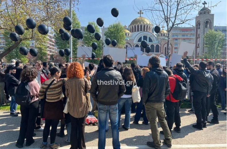 Τέμπη: Διαμαρτυρία φοιτητών με μαύρα μπαλόνια στην παρέλαση της Θεσσαλονίκης