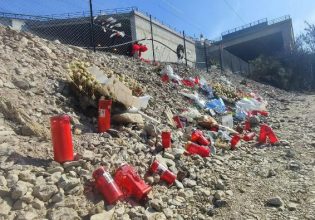 Τέμπη: Κεριά και φωτογραφίες για την τραγωδία που δεν πρέπει να ξεχαστεί