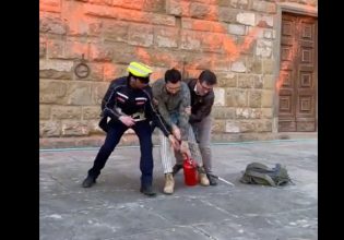 Η στιγμή που ο δήμαρχος της Φλωρεντίας ορμά σε ακτιβιστή που ρίχνει μπογιά στο Palazzo Vecchio