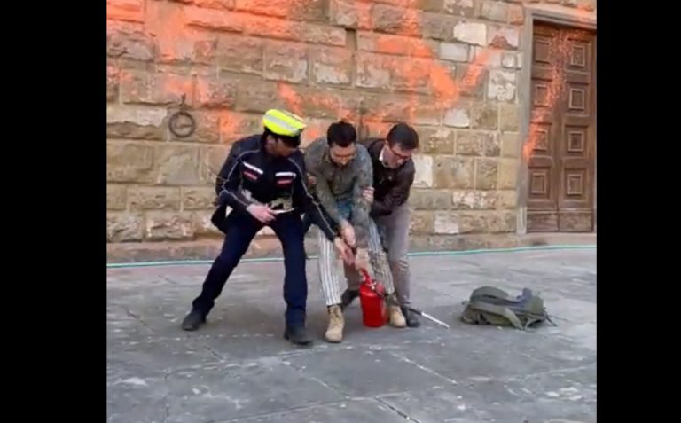 Η στιγμή που ο δήμαρχος της Φλωρεντίας ορμά σε ακτιβιστή που ρίχνει μπογιά στο Palazzo Vecchio