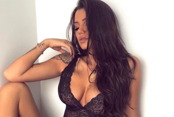 Ιωάννα Κιοσέ: Η Dua Lipa της Ελλάδας ποζάρει με μικροσκοπικό μαγιό και προκαλεί ταραχές