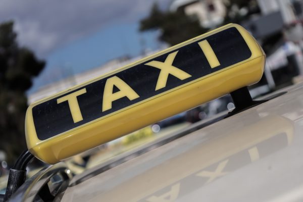 Θεσσαλονίκη: Οδηγός ξεκίνησε το ταξί πριν κατέβει 80χρονη – Την εγκατέλειψε στο σημείο
