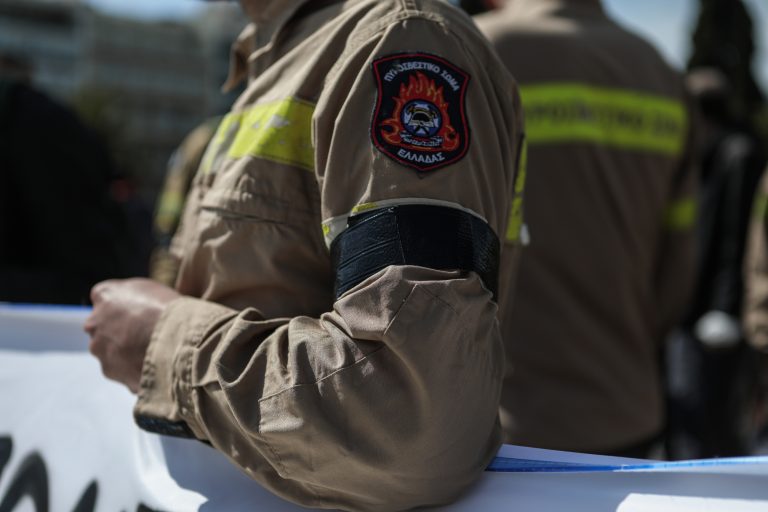 Συγκέντρωση διαμαρτυρίας εποχικών πυροσβεστών στο Σύνταγμα – Το μήνυμα για τα Τέμπη