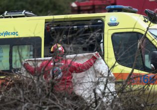 Τέμπη: Την ώρα που μετράμε πτώματα, δημοσιεύτηκε απόφαση για πρόσληψη… συμβασιούχων σταθμαρχών