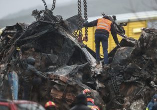 Τέμπη: Η φωτιά στο τρένο παραπέμπει σε έκρηξη από φιάλες υγραερίου, λέει ο πραγματογνώμονας Γιώργος Περιβολιώτης