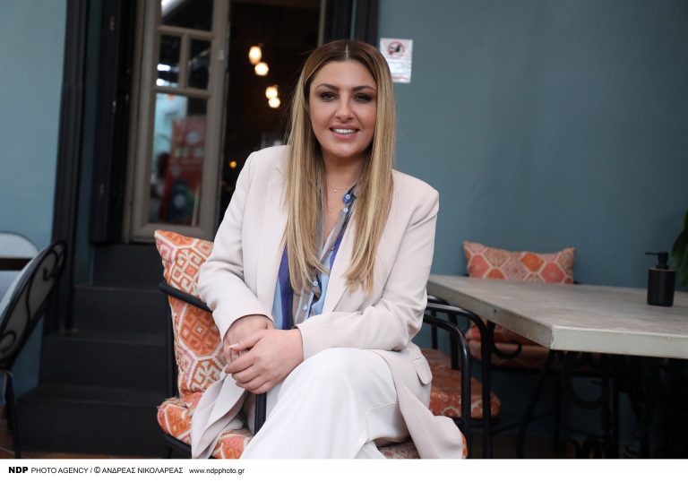 Έλενα Παπαρίζου: «Όλα τα παιδιά γεννιούνται άφυλα – Είχα αμφιβολίες για τη σεξουαλικότητά μου»