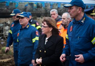 Τέμπη: Στο σημείο της τραγωδίας η Κατερίνα Σακελλαροπούλου