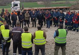 Τέμπη: Φόρος τιμής στους νεκρούς και ενός λεπτού σιγή από πυροσβέστες, διασώστες και εργαζόμενους