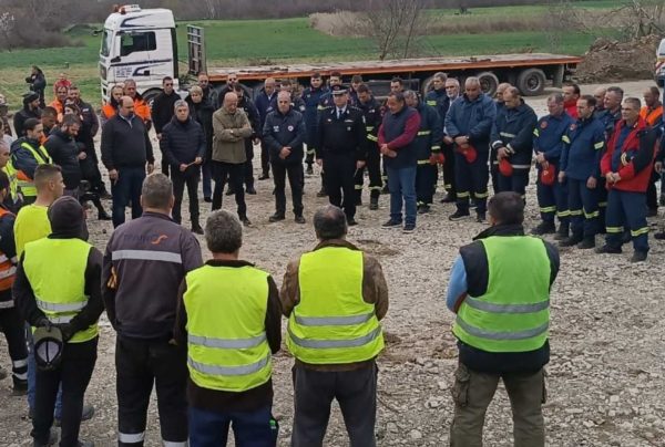 Τέμπη: Φόρος τιμής στους νεκρούς και ενός λεπτού σιγή από πυροσβέστες, διασώστες και εργαζόμενους