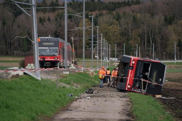 Ελβετία: Τουλάχιστον 12 τραυματίες από τον εκτροχιασμό δύο τρένων – Αιτία οι θυελλώδεις