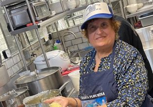 Τα φαγητά της γιαγιάς κάνουν θραύση – Η «Greek YiaYia» και οι ελληνικές γεύσεις στη Νέα Υόρκη