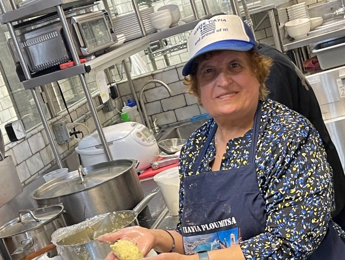 Τα φαγητά της γιαγιάς κάνουν θραύση – Η «Greek YiaYia» και οι ελληνικές γεύσεις στη Νέα Υόρκη
