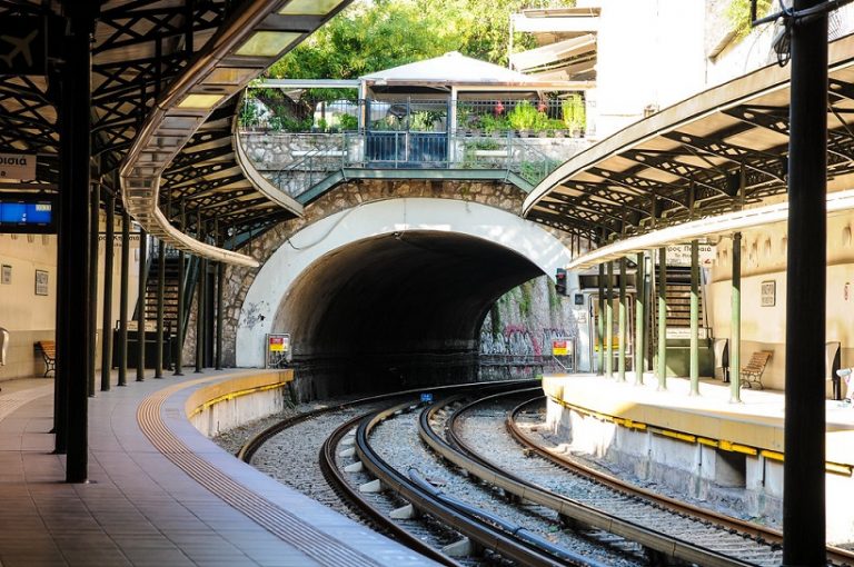 ΗΣΑΠ: Αποκάλυψη MEGA – Πάνω σε καφετέρια πέφτει η έξοδος κινδύνου του σταθμού στο Μοναστηράκι