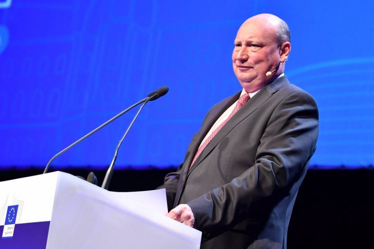 Σύννεφα πάνω από Κομισιόν: Παραίτηση επικεφαλής μεταφορών μετά τις αποκαλύψεις για δωρεάν ταξίδια στο Κατάρ