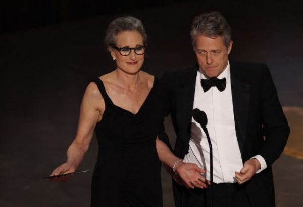 Oscars 2023: Χαμός με τον Χιου Γκραντ – Προσβλητικός απέναντι στην Άσλεϊ Γκράχαμ που του έπαιρνε συνέντευξη