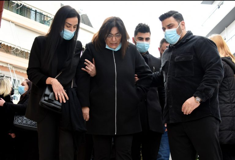 Σταύρος Παντελίδης: Συντετριμμένη η οικογένειά του στην κηδεία – Υποβασταζόμενη η σύζυγός του