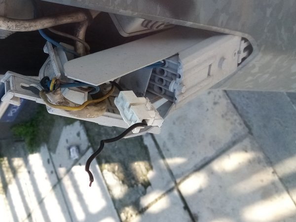 Προσοχή: Γυμνά καλώδια σε κολώνα ηλεκτροφωτισμού στη Λ. Μαραθώνος