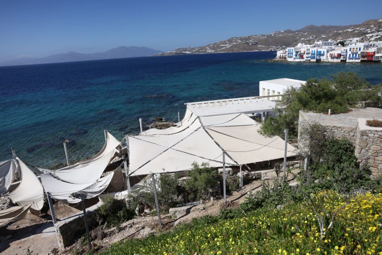 Μύκονος: «Αυτοψία» σε αυθαιρεσίες – Επέκταση «ημιυπαίθριου» σε διατηρητέο μνημείο