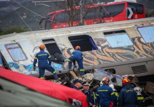 Τέμπη: «Γιατί φάγανε τα λεφτά που πήραν για τα τρένα» – Συγκλονίζει η σύντροφος θύματος