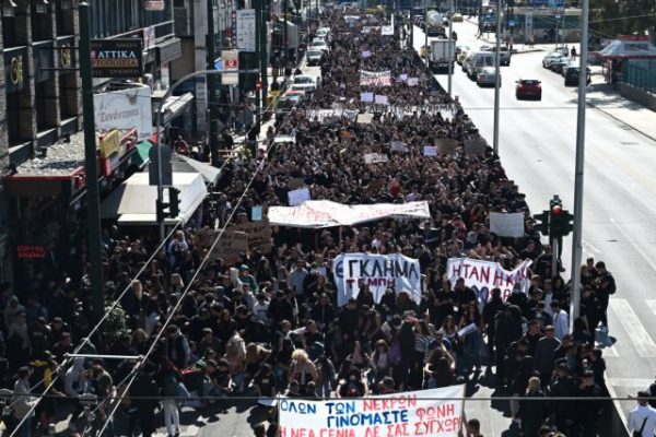 Τέμπη: Χιλιάδες μαθητές στους δρόμους του Πειραιά