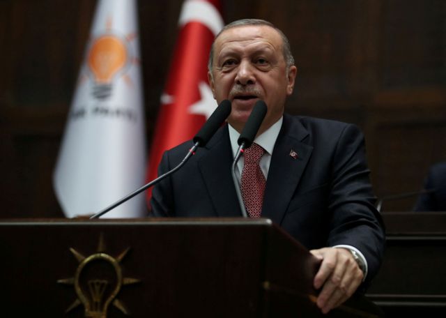 Ερντογάν: «Διέταξε» δημόσια τον υπουργό Εμπορίου να αλλάξει την… υπογραφή του