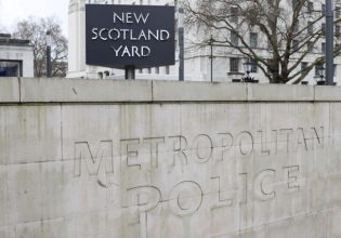 Βρετανία: Έκθεση κόλαφος για την αστυνομία του Λονδίνου – «Θεσμικά ρατσιστική, σεξιστική και ομοφοβική»