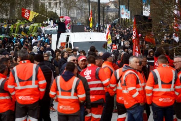 Δέκατη μέρα διαδηλώσεων για το συνταξιοδοτικό στη Γαλλία – Καταρρέει η δημοτικότητα Μακρόν